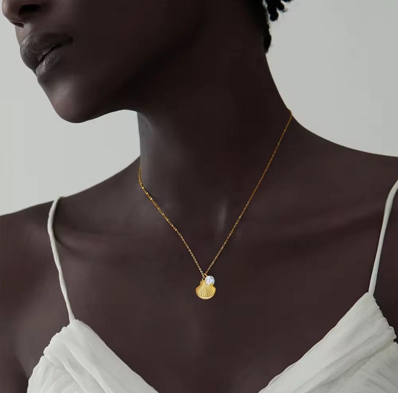 Pearl shell necklace