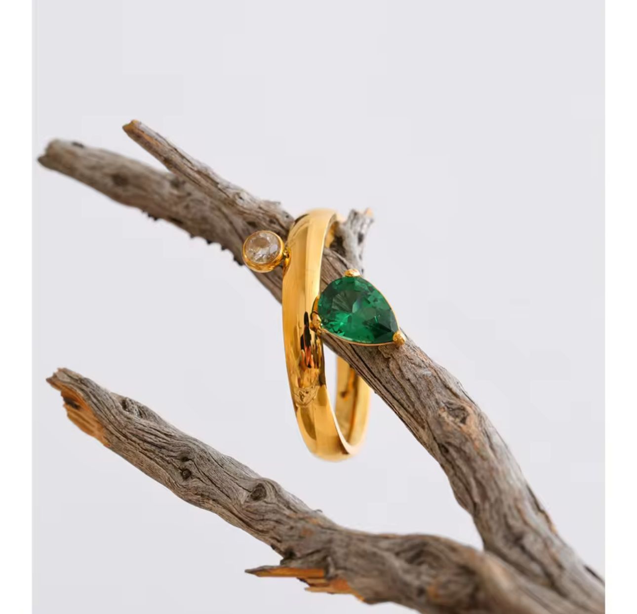 Emerald stone ring